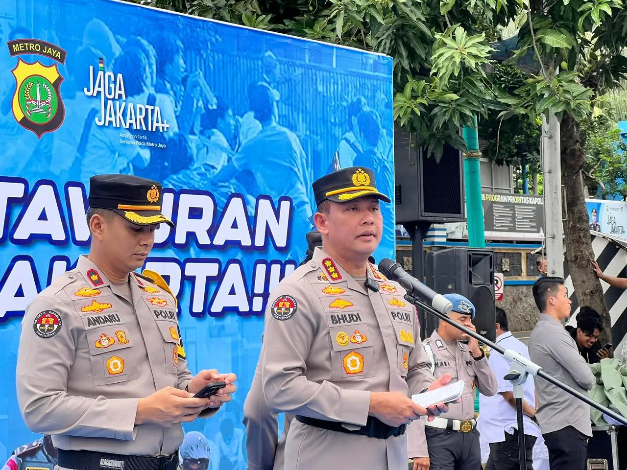 Misusing Official License Plate, Police Examine the Driver of Porsche Cayenne