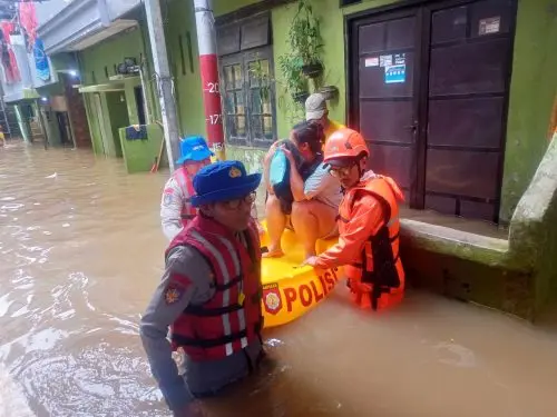 Police Deployed as Disaster Response to Flooding in Kebon Pala, East Jakarta