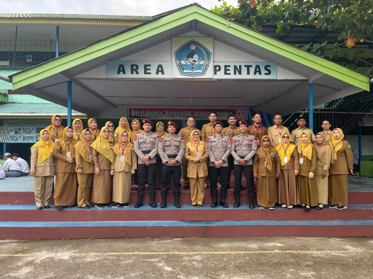 densus-88-educates-the-students-of-sman-6-pontianak-on-the-dangers-of-iret