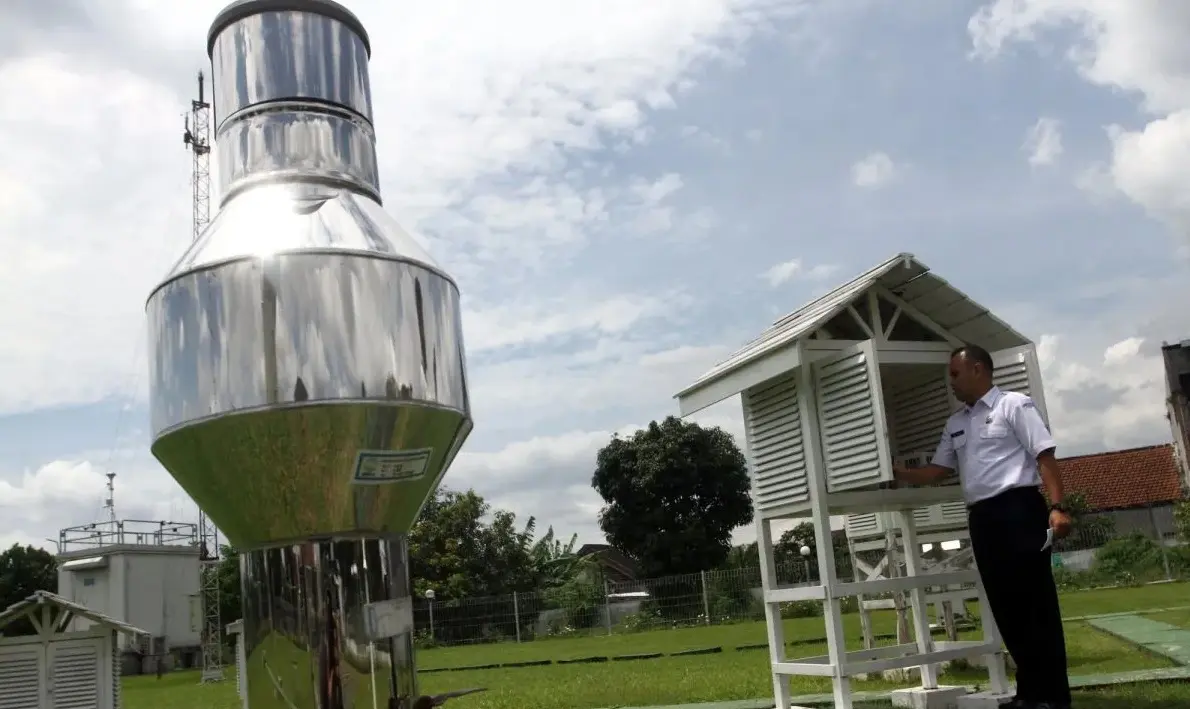 bmkg-warns-of-extreme-weather-as-three-tropical-cyclone-seeds-emerge