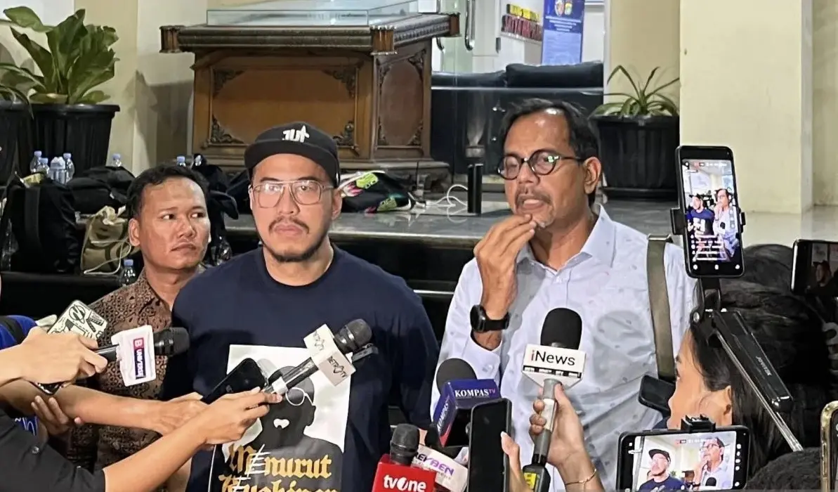 Comedian Pandji Pragiwaksono Faces 63 Questions at Metro Jaya Over  Police Netlix "Mens Rea" Special