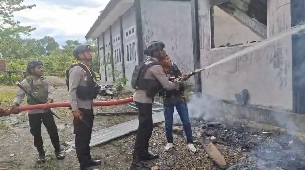 swift-move-of-police-team-managed-to-brought-down-the-fire-that-burned-a-school-in-dekai