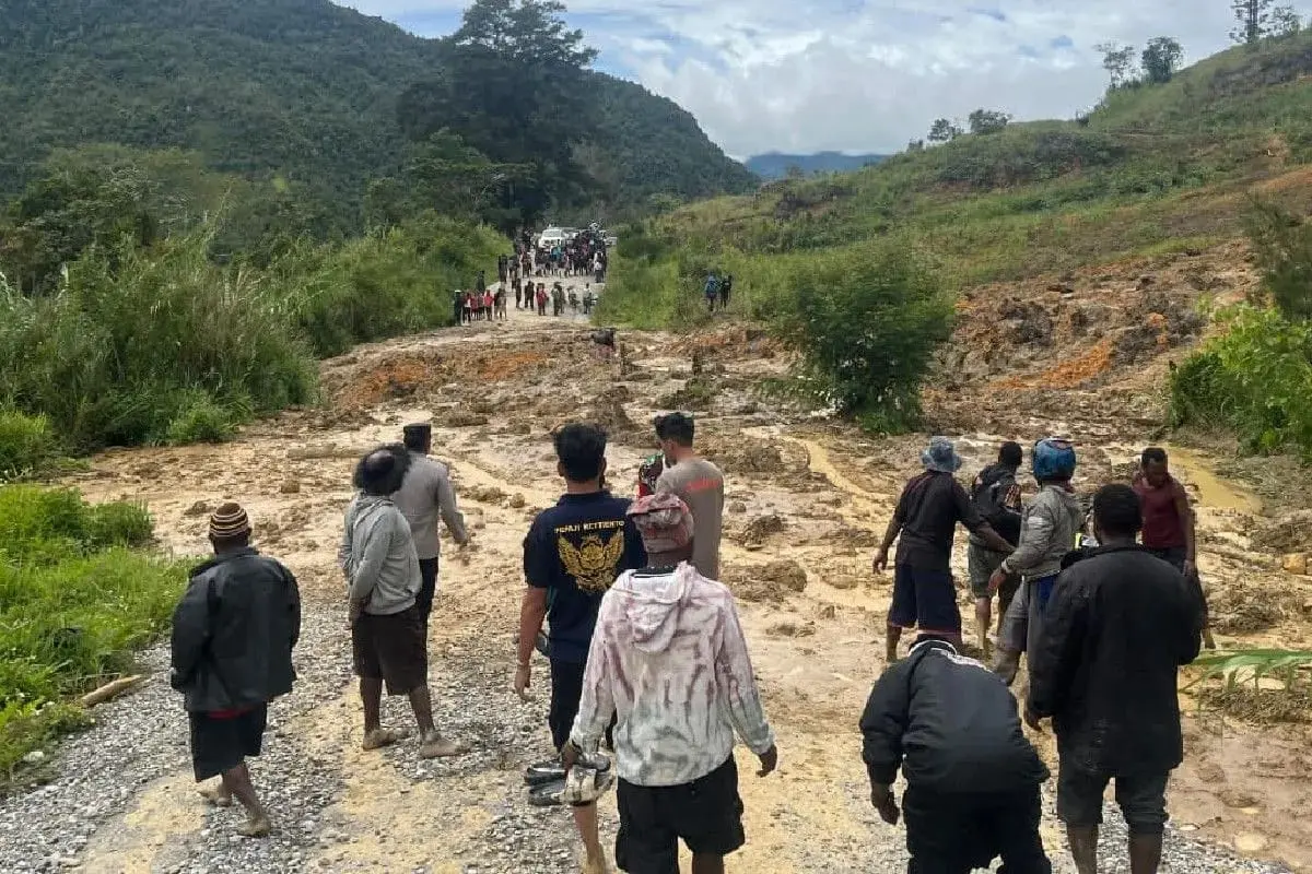 Joint Security Team Deployed to Secure Wamena Road Following Landslide
