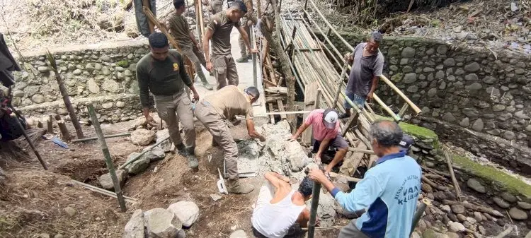 Police Deployed Personnel in Helping the Construction of a Bridge in Alor