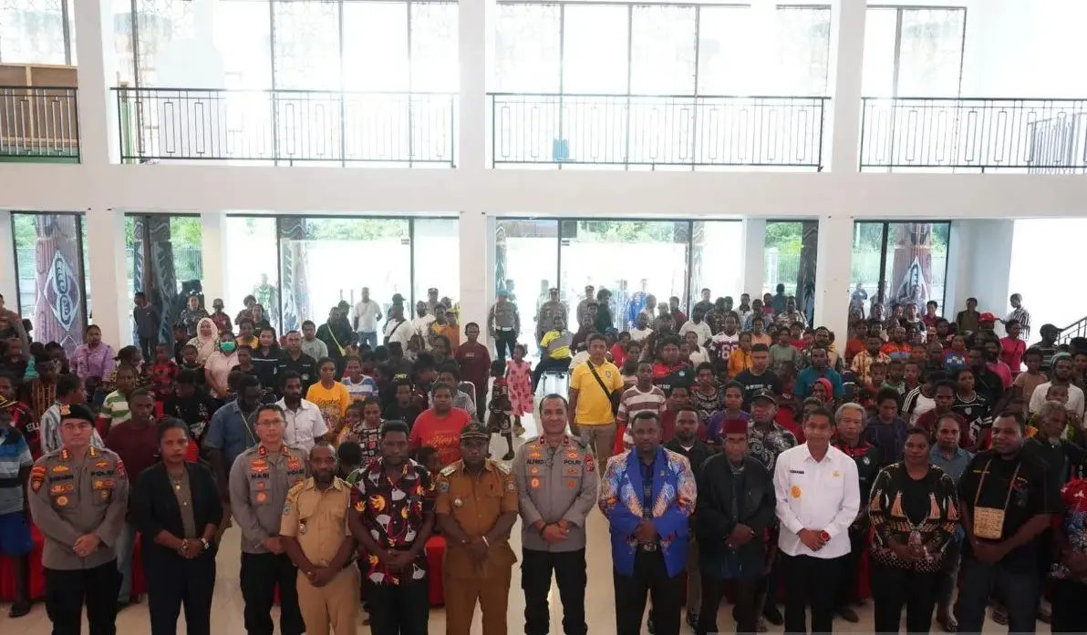 West Papua Police Deliver Humanitarian Aid to Displaced Moskona Residents