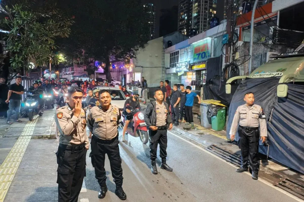 mampang-police-secure-lisa-blackpinks-film-set-in-kemang-to-manage-crowds