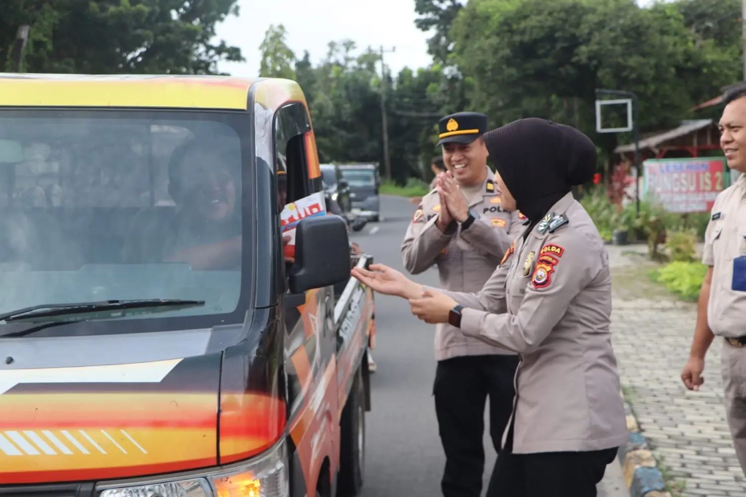 getting-closer-with-local-community-police-shares-snacks-to-break-the-fast-in-bengkulu