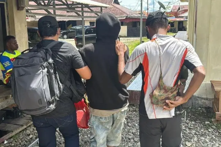 damai-cartenz-ops-handed-over-member-of-kkb-to-wamena-district-attorneys-office