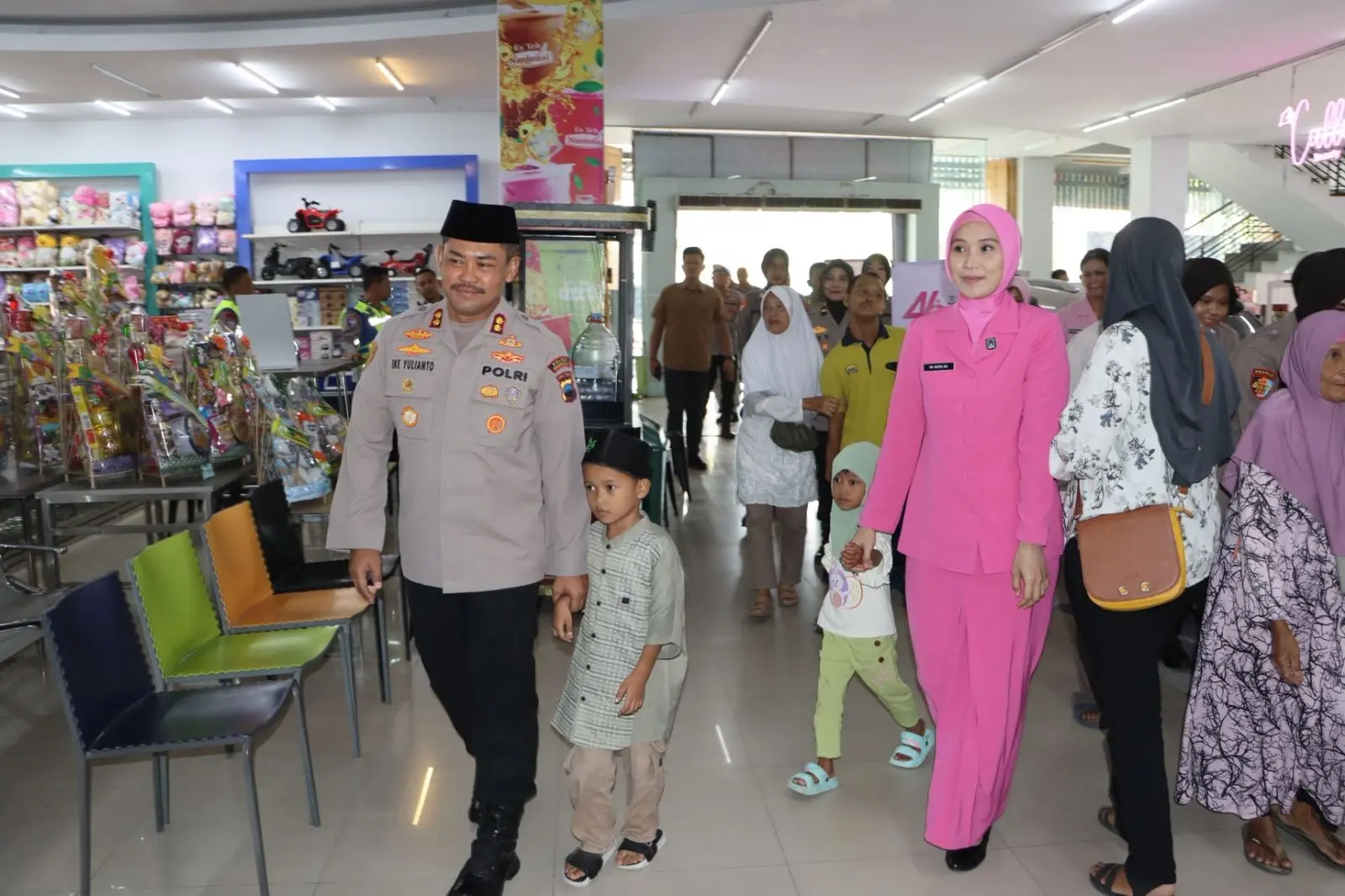 police-chief-invites-orphans-and-elderly-for-shopping-spree-in-grobogan