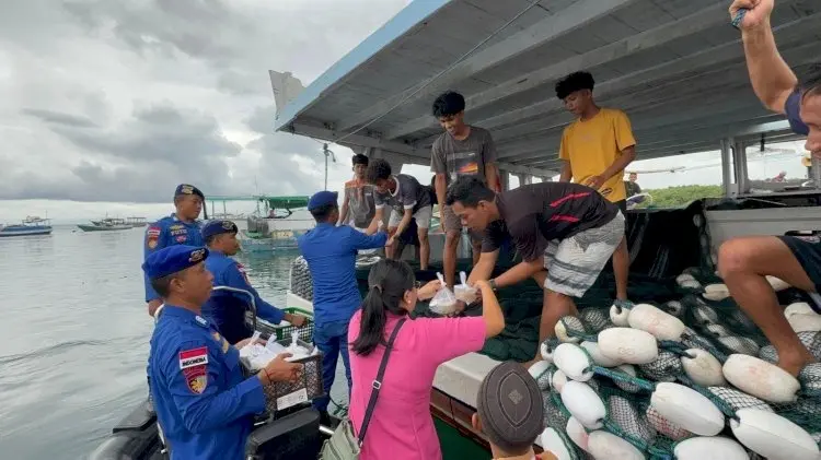 Celebrating Ramadan, Police Shares Snacks in the Coastal Communities in NTT