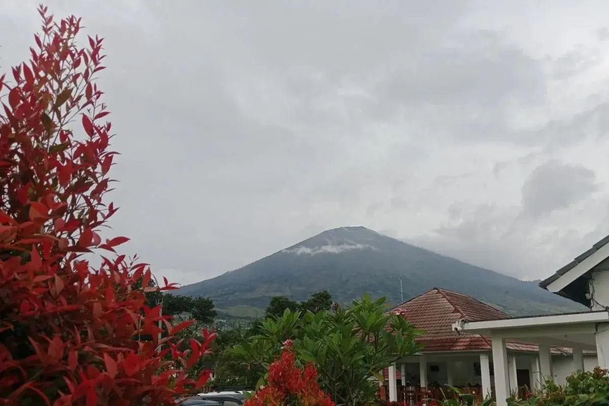 mount-rinjani-climbing-routes-to-reopen-on-1-april-2026