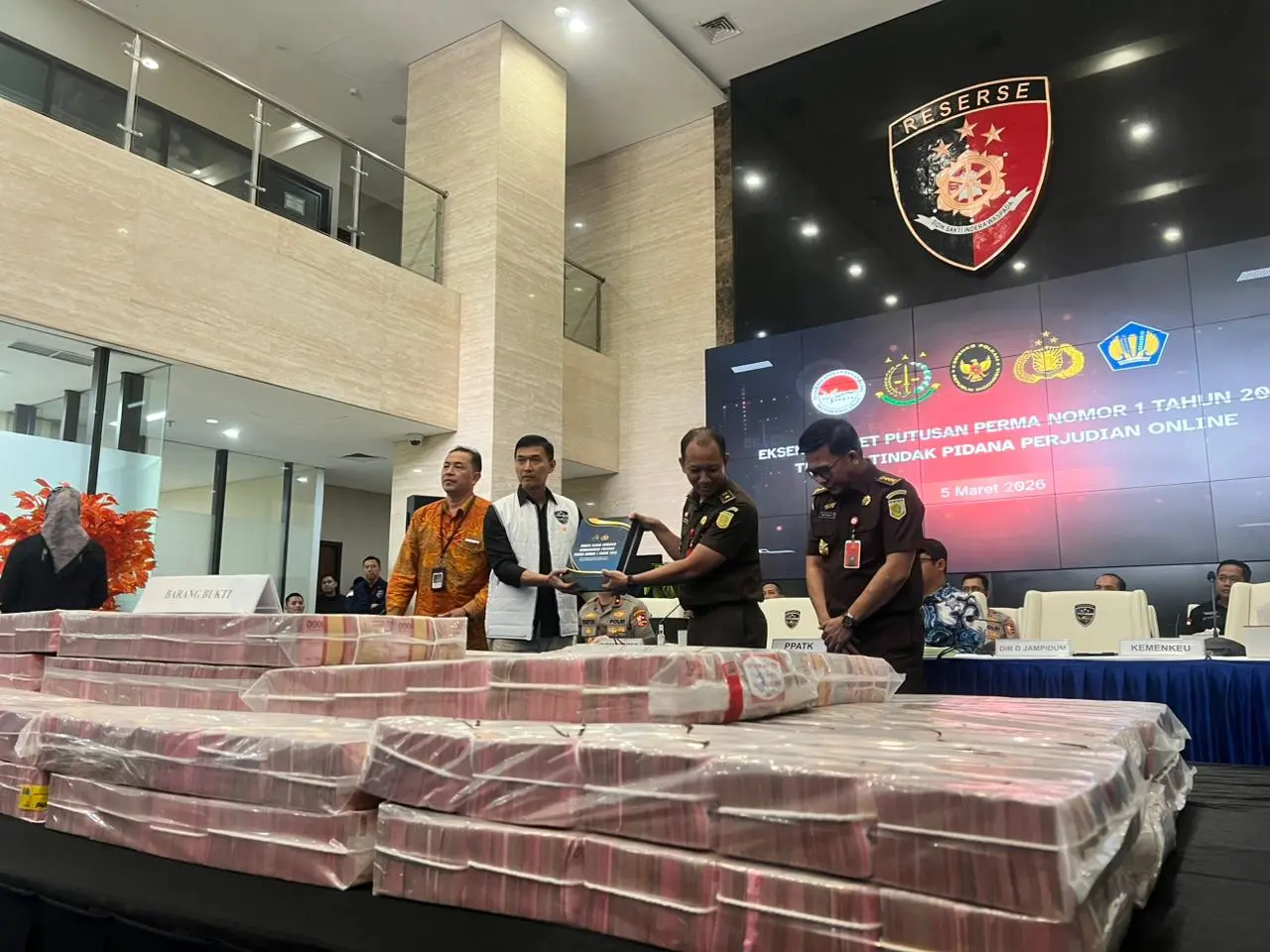 police-returns-the-idr-58-billion-from-online-gambling-case-back-to-the-state