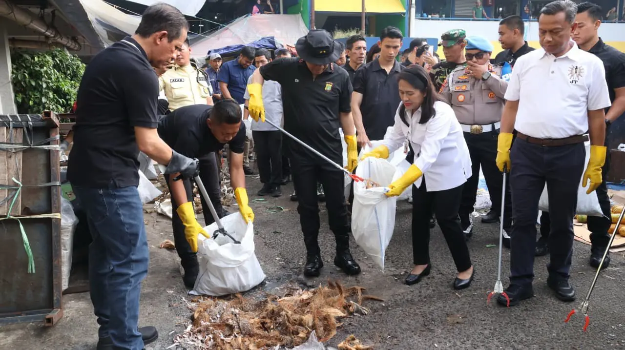 Police Chief and Govt. Together Cleans Kramat Jati Market with the Community
