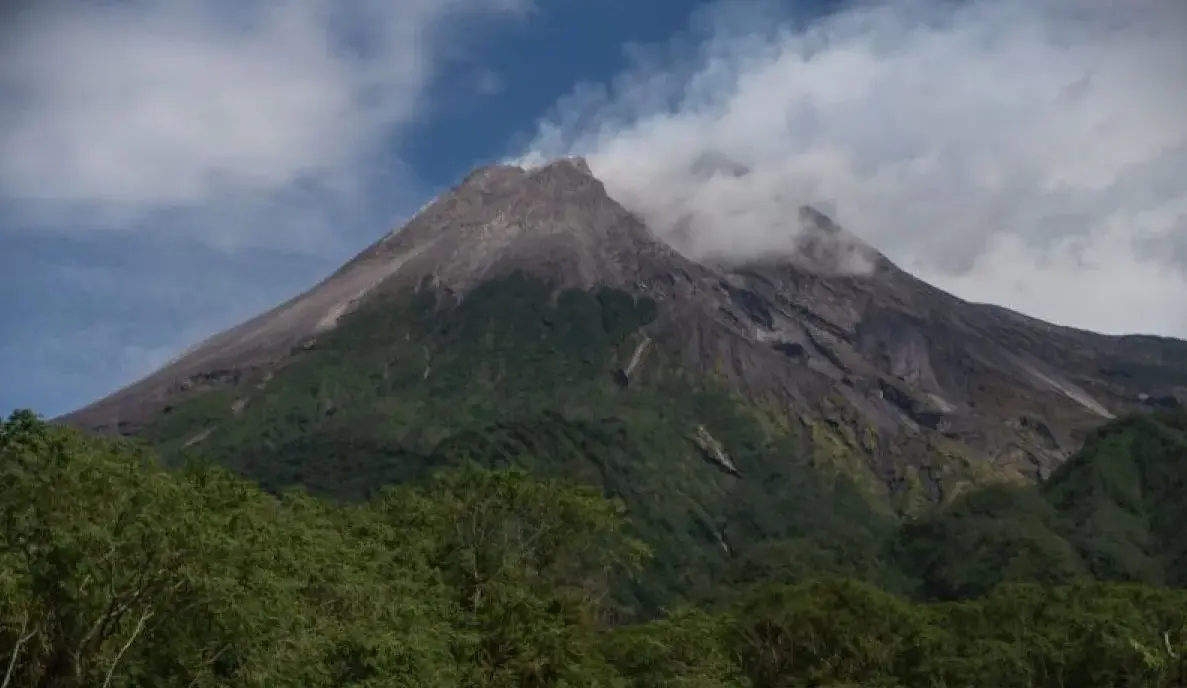 mount-merapi-discharges-pyroclastic-clouds