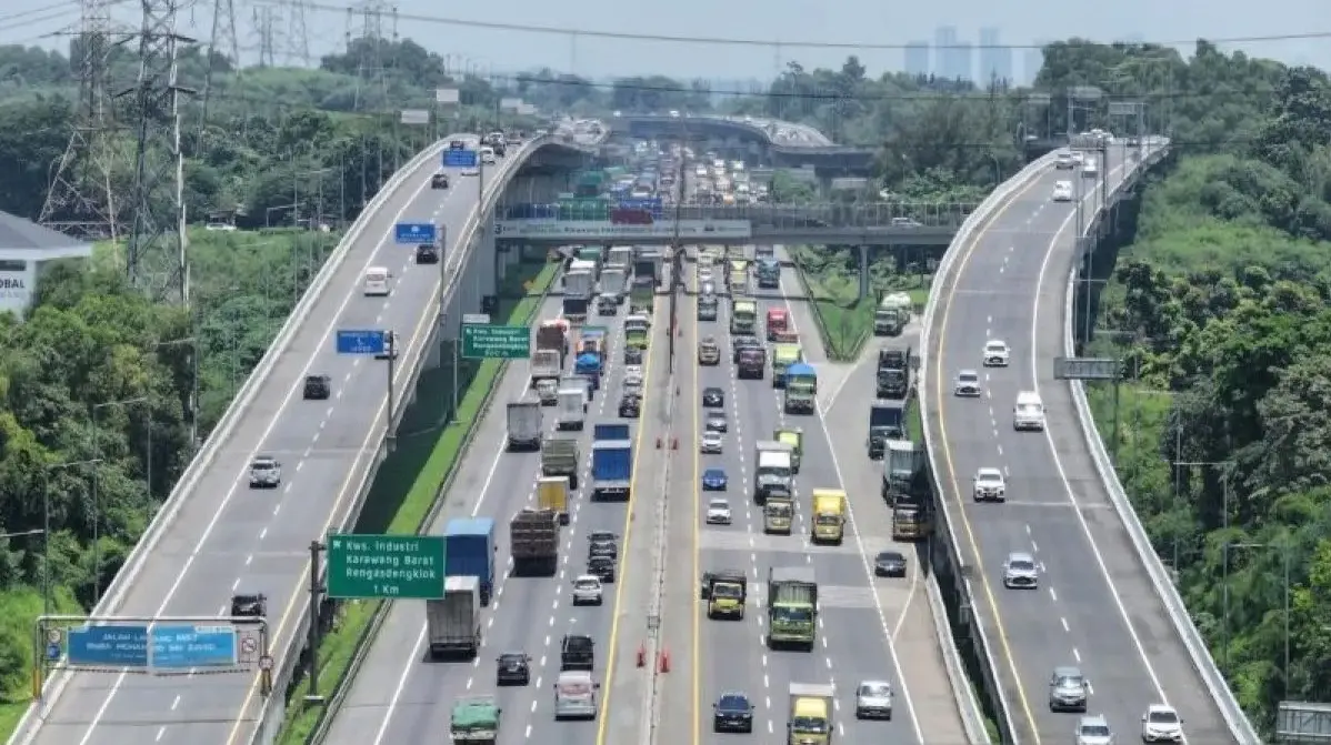 over-40000-vehicles-depart-jakarta-via-mbz-flyover-on-h-6-of-eid