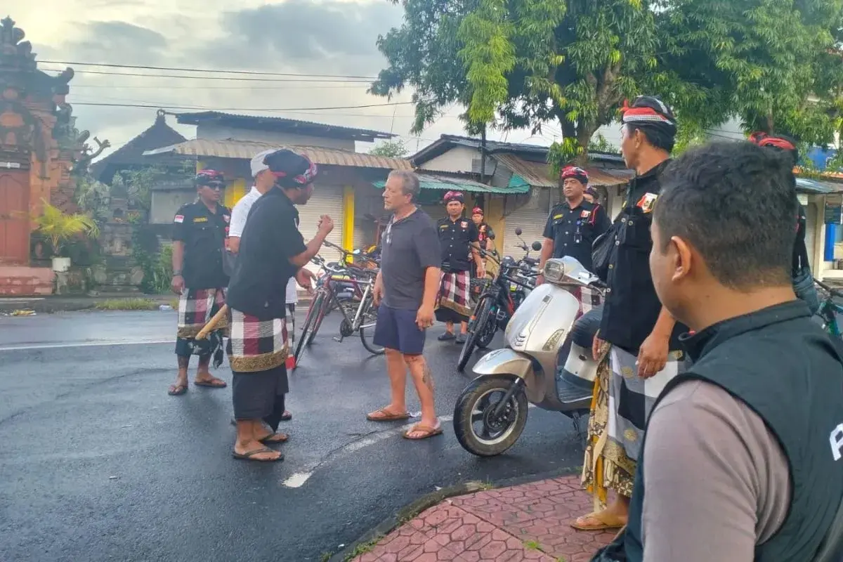 Police and Pecalang Detain American Tourist Wandering During Nyepi Day in Bali