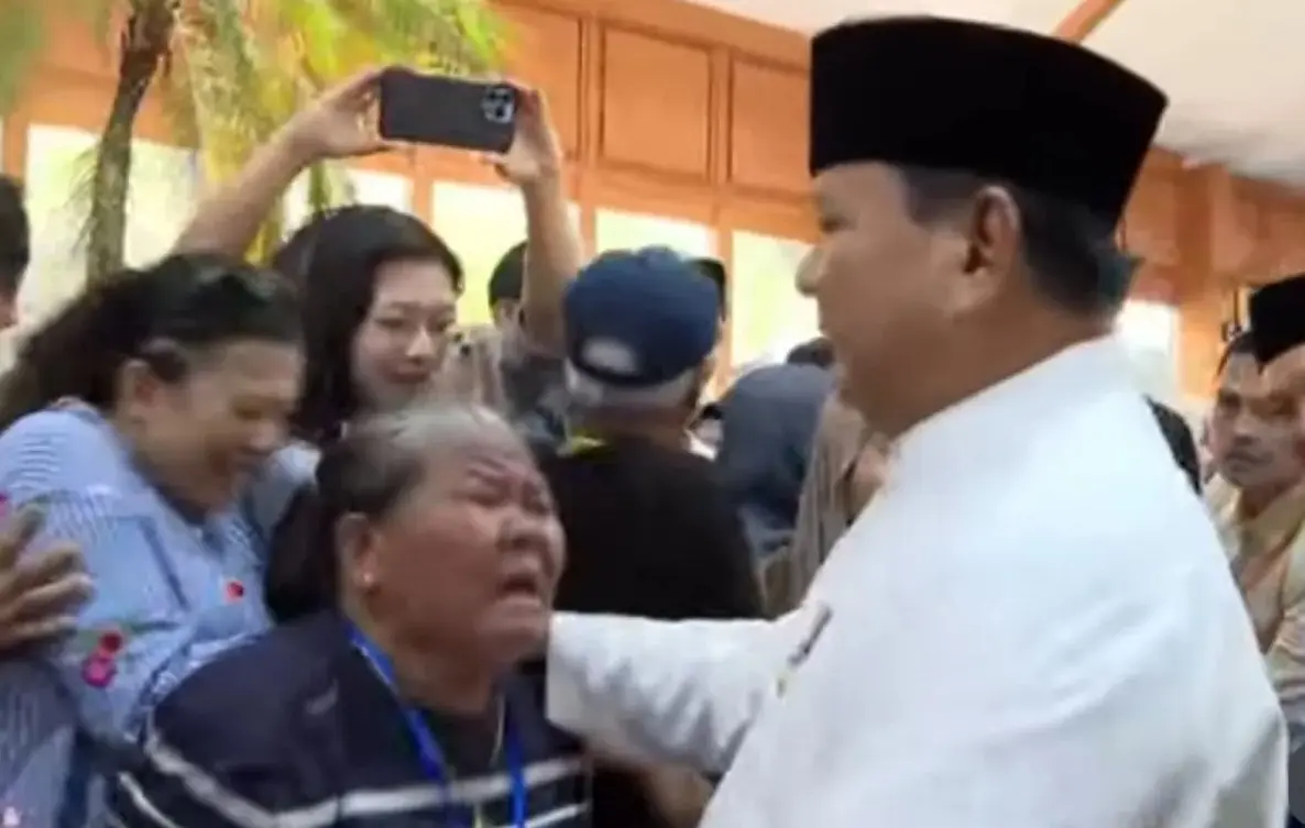 President Prabowo Embraces Citizens During Festive Palace Open House