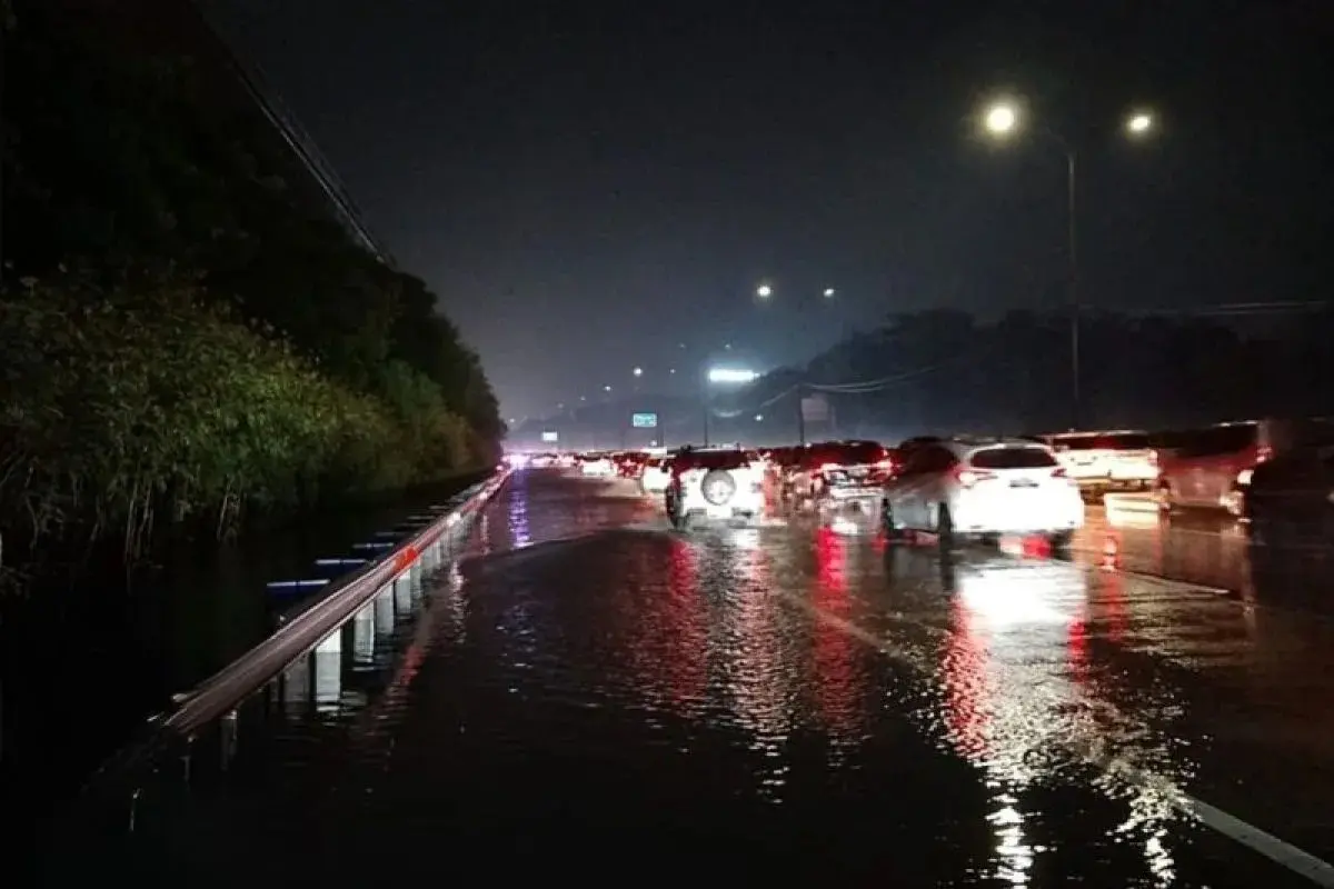 Jasa Marga Tackles Flooding on Jagorawi Toll Road Amid Heavy Rainfall