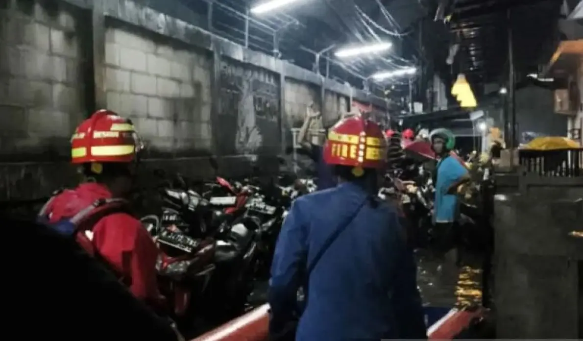 overwhelmed-river-banks-submerge-46-neighborhood-units-in-east-jakarta