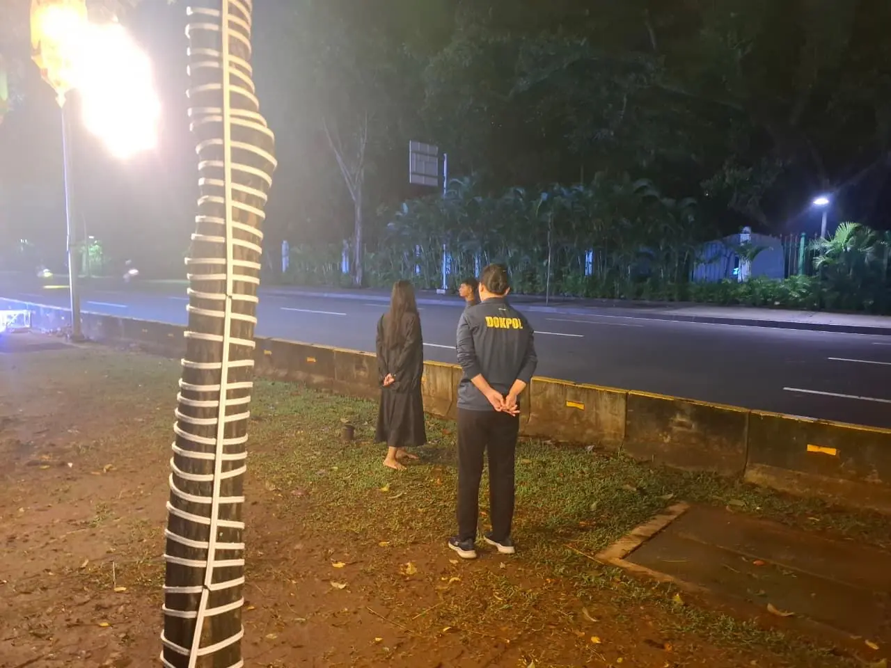 Police Successfully Prevented Suicide Attempt by A 20 Year Old Woman in Front of Merdeka Palace