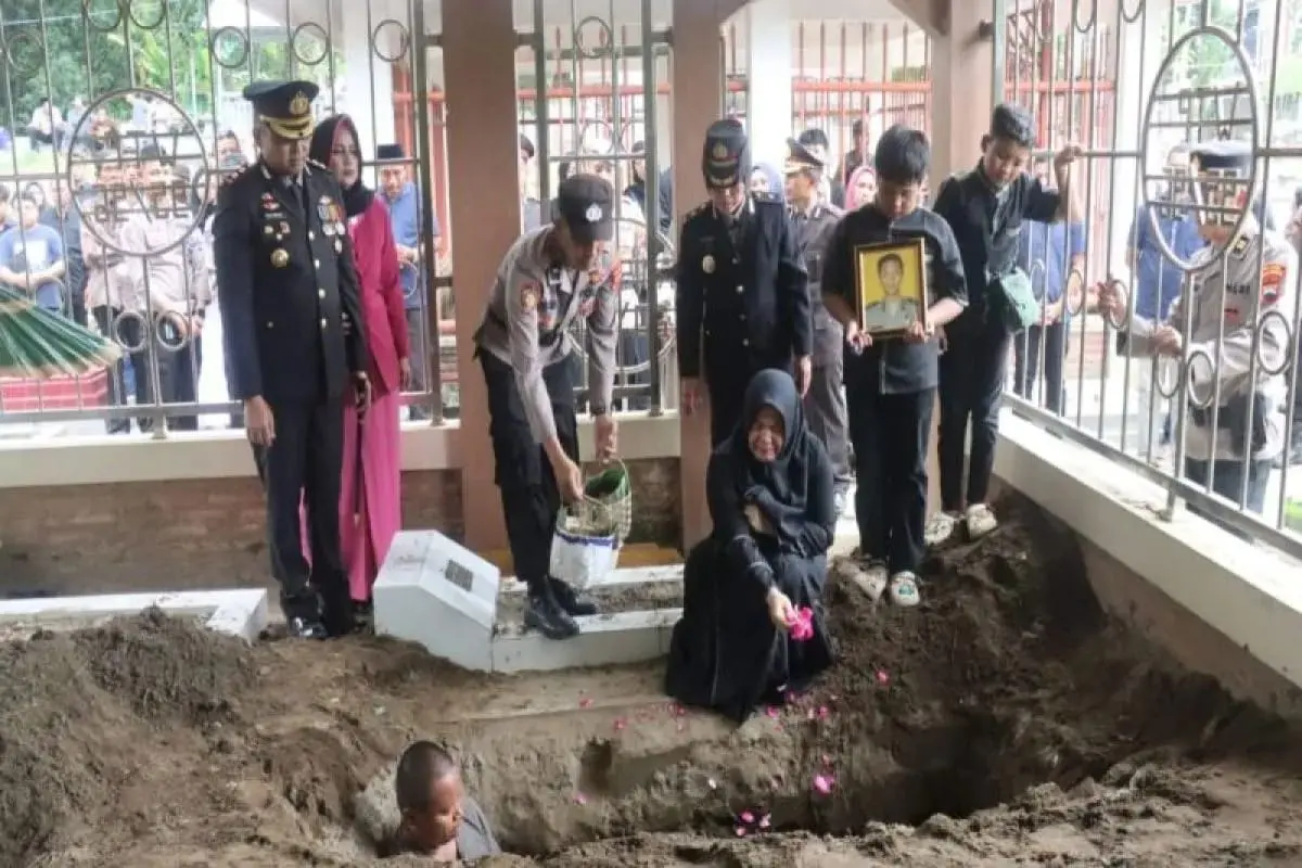 police-member-fell-while-on-duty-securing-the-homecoming-traffic-flow-in-pekalongan