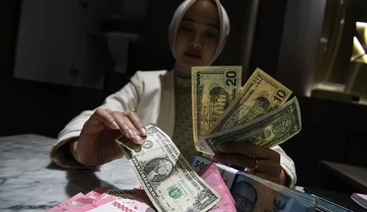 Rupiah Weakens as Hormuz Strait Blockade Persists Amid Geopolitical Tensions