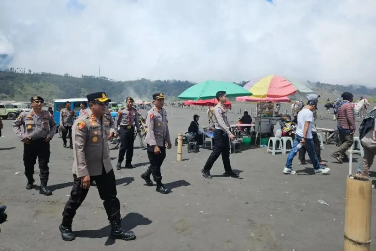 police-intensify-patrol-at-mount-bromo-as-the-favorite-tourist-destination-during-holiday