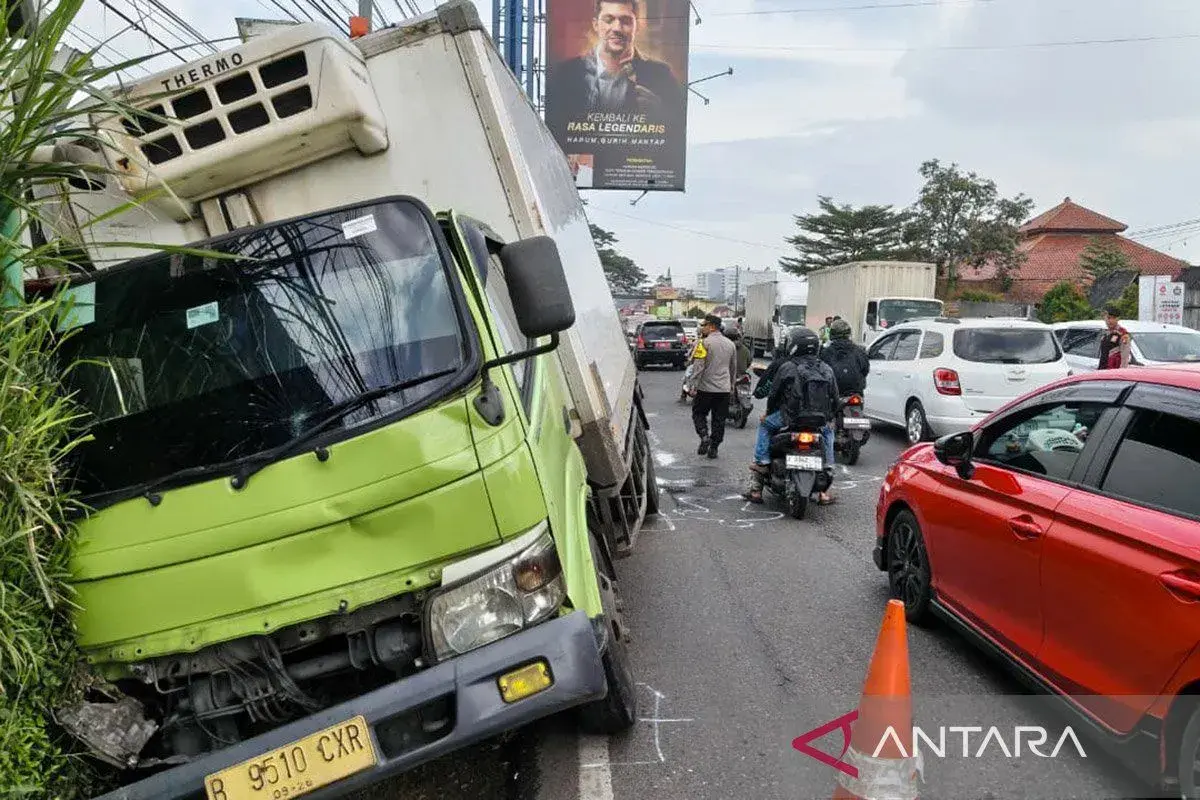 one-died-in-a-traffic-accident-involving-a-truck-in-nagreg-bandung