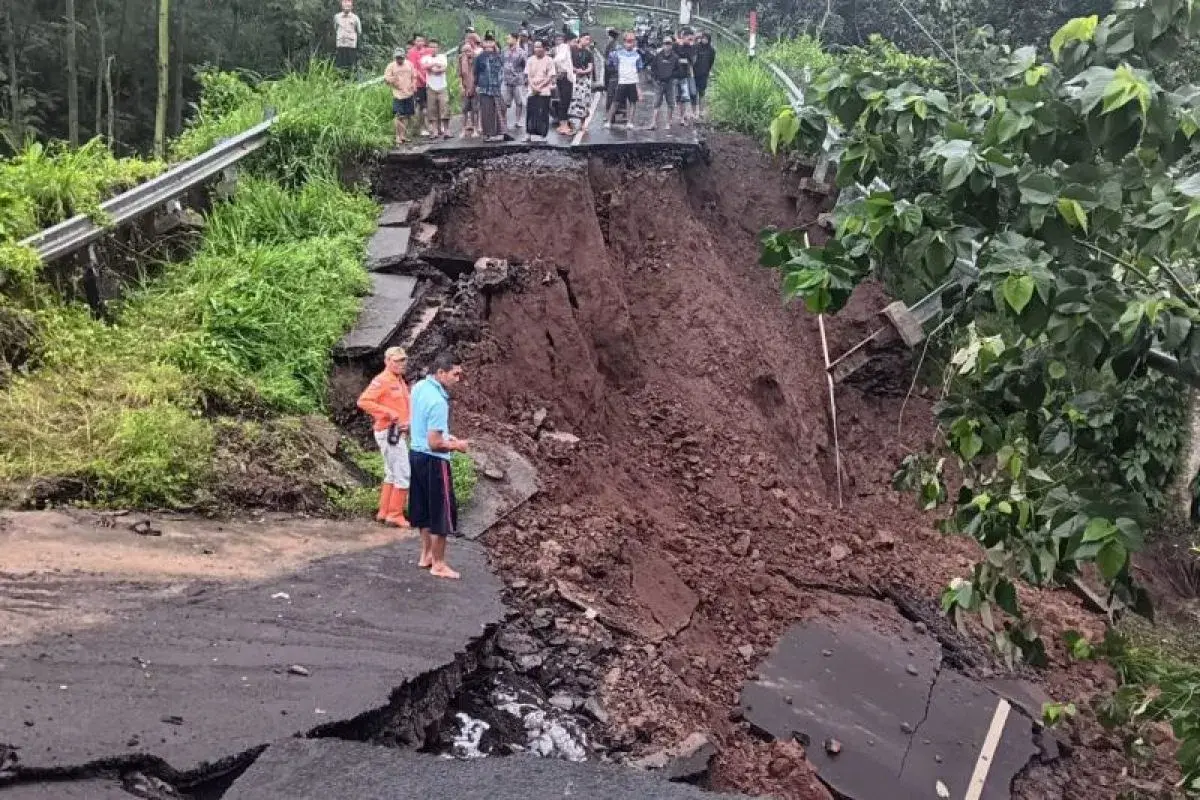 two-injured-following-a-landslide-at-madakaripura-waterfall