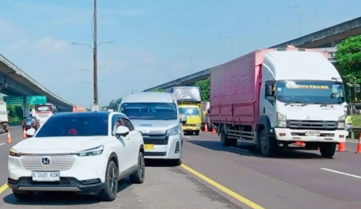jakarta-cikampek-toll-road-implements-contraflow-to-tackle-good-friday-holiday-surge