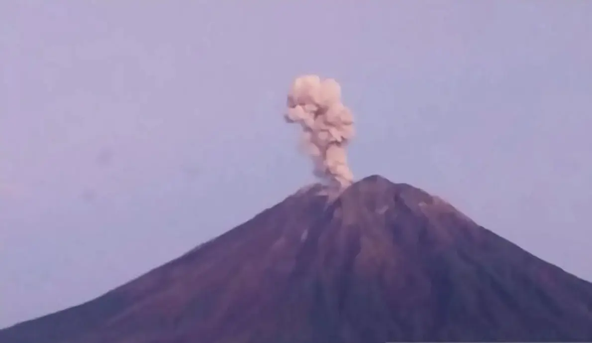 mount-semeru-erupts-nine-times-sending-ash-clouds-1000-meters-high
