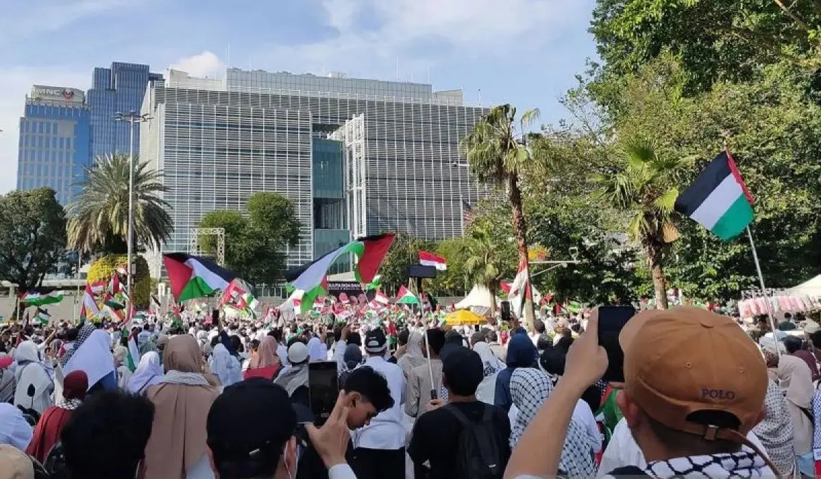 Thousands Gather at US Embassy to Mourn Fallen Indonesian Peacekeepers