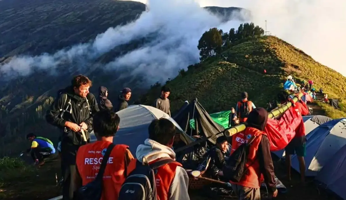 injured-belgian-hiker-evacuated-from-sembalun-trail-in-mount-rinjani