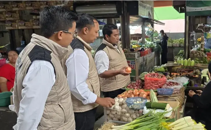 police-reviews-food-price-in-kuripan-market-following-ramadan