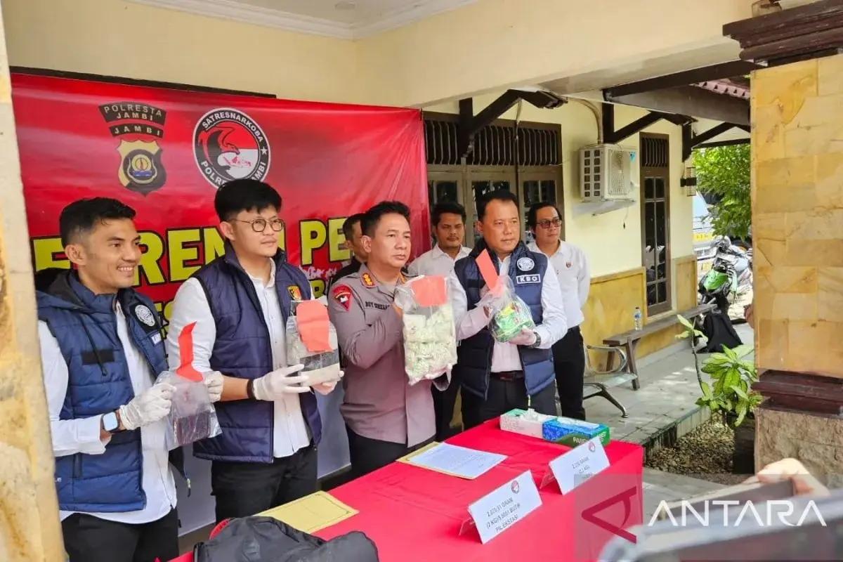 three-drug-smugglers-arrested-in-jambi-2-kg-of-meth-and-thousands-of-ecstasy-pills-confiscated
