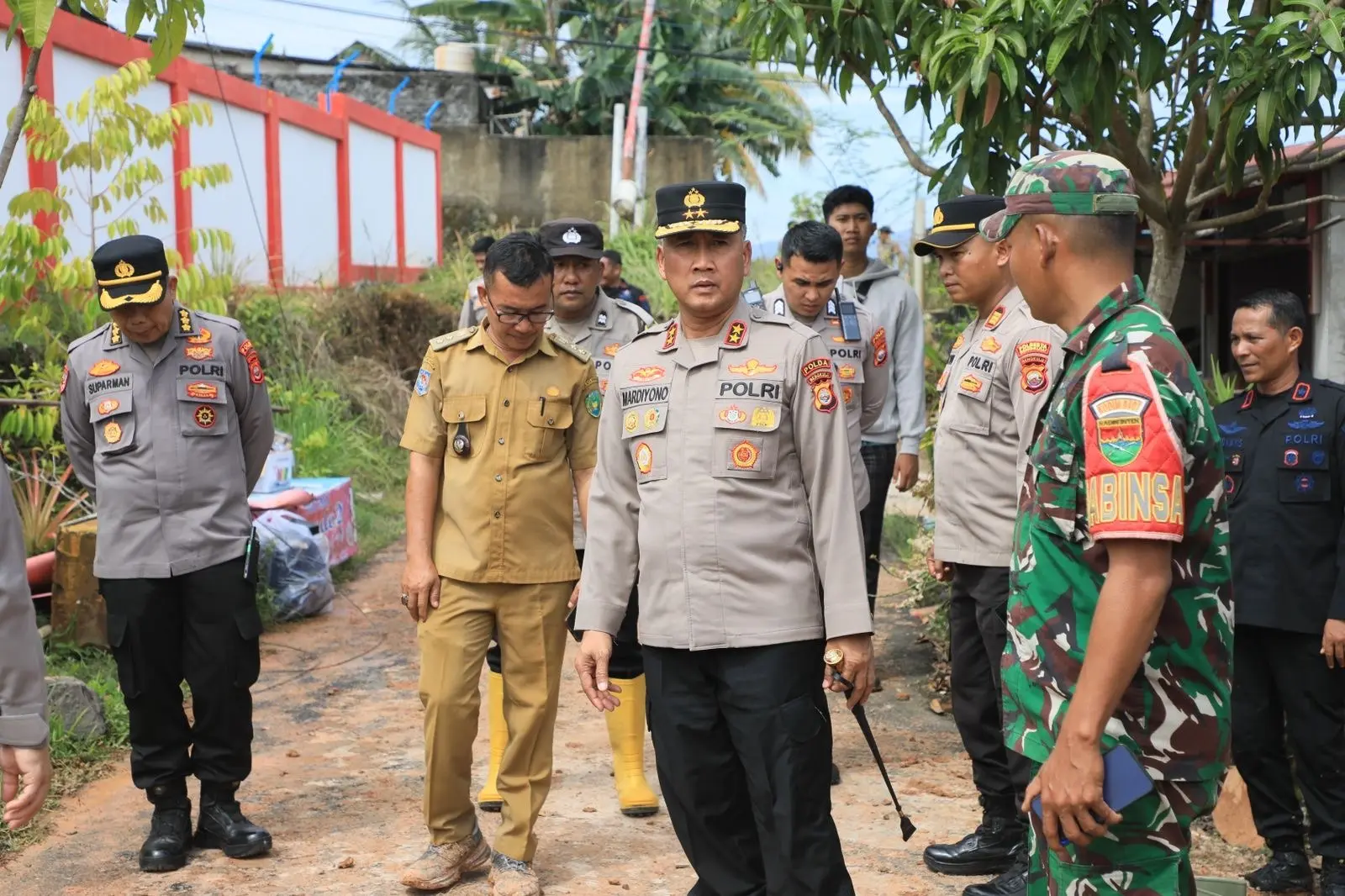 police-inspects-the-locations-affected-by-extreme-weather-in-bengkulu-city