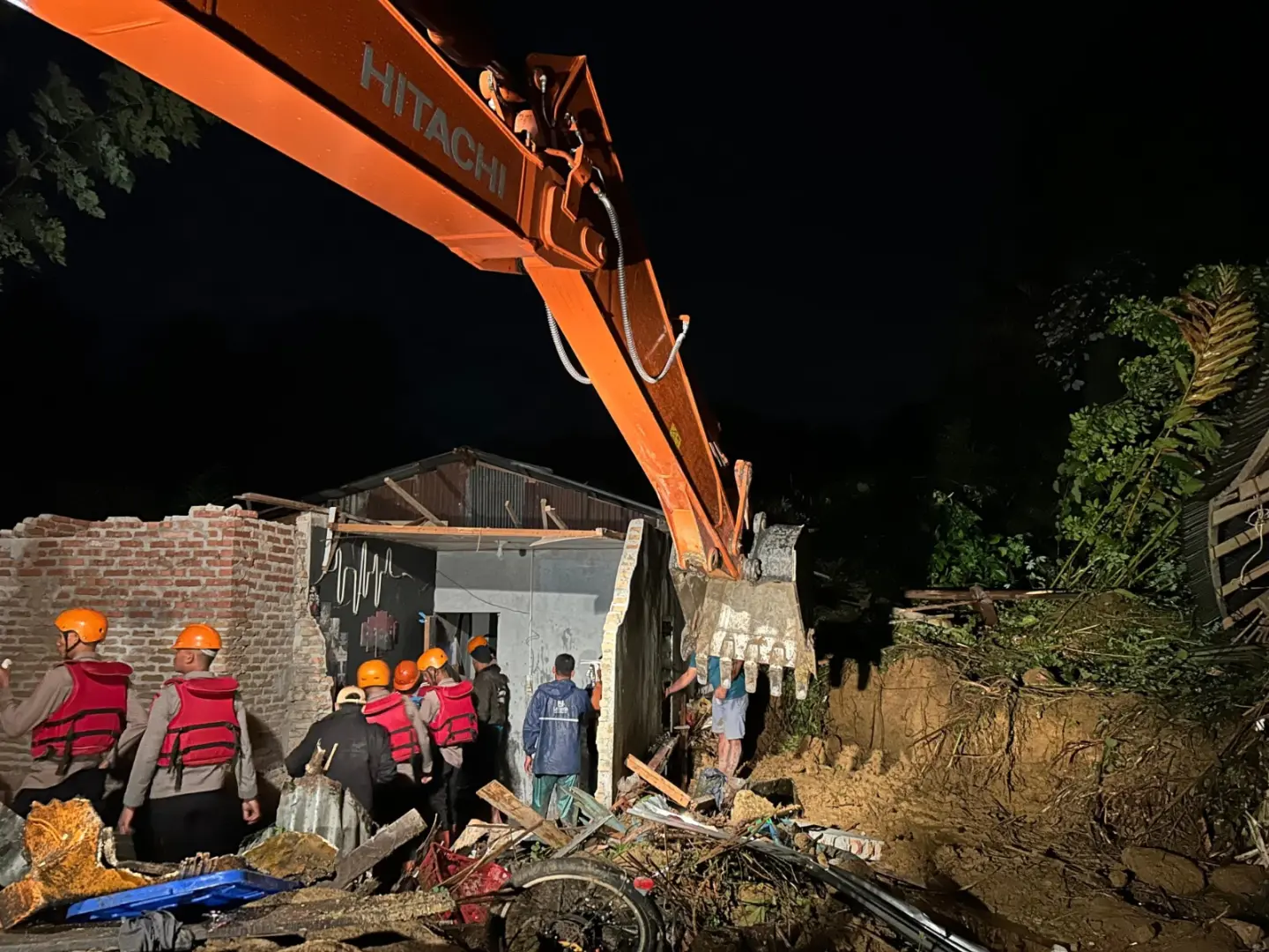 mobile-brigade-unit-deployed-to-search-the-missing-victim-of-landslide-in-sembahe