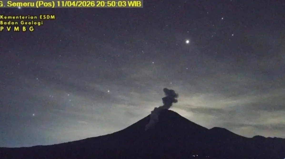 Mount Semeru Erupts with 2.5km Pyroclastic Flow Toward Besuk Kobokan