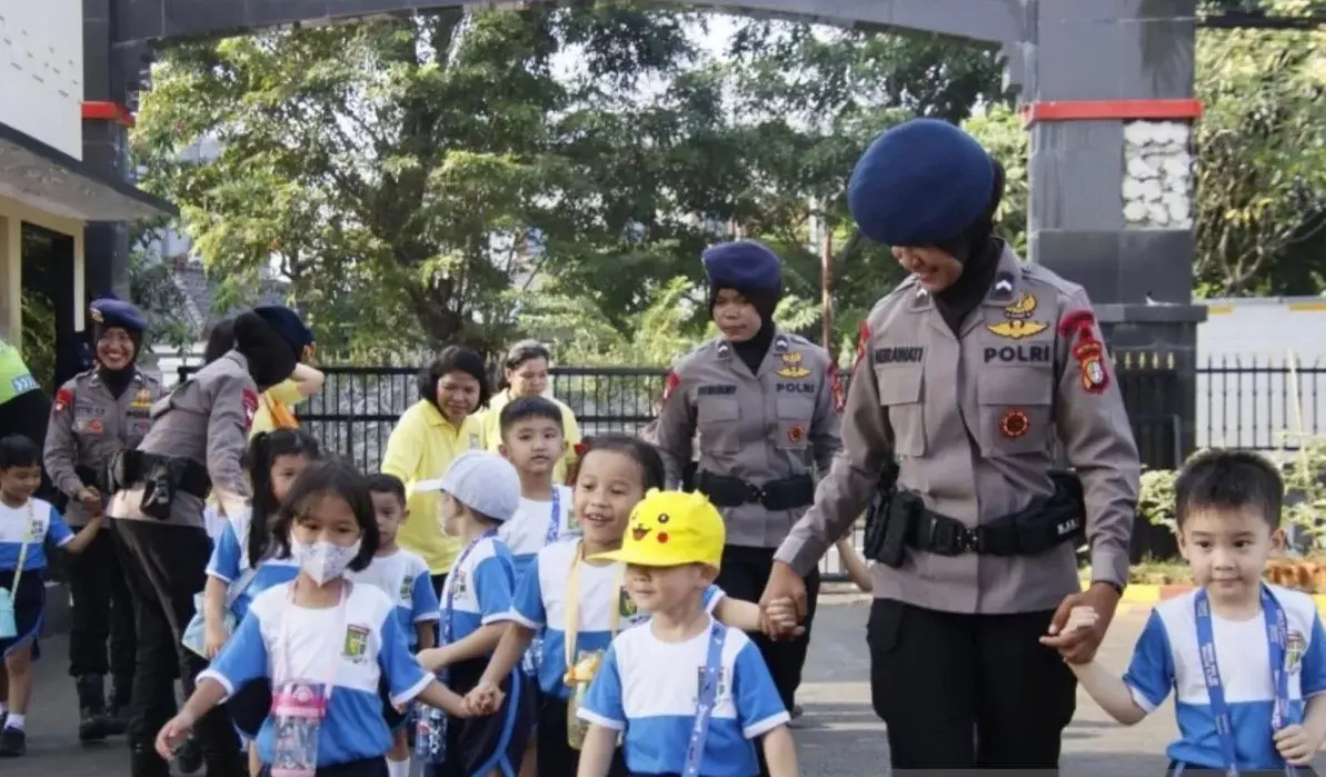 metro-jaya-brimob-hosts-educational-visit-for-preschoolers-to-build-community-trust