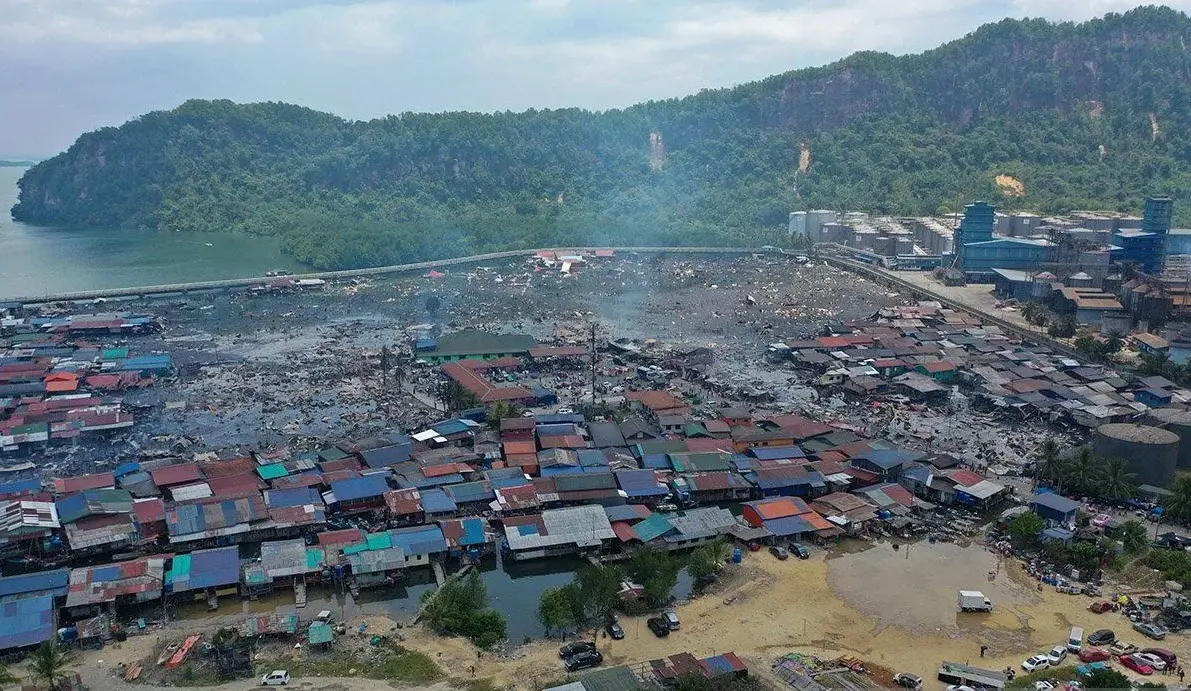 thirteen-indonesians-safe-following-massive-fire-in-sabahs-floating-village