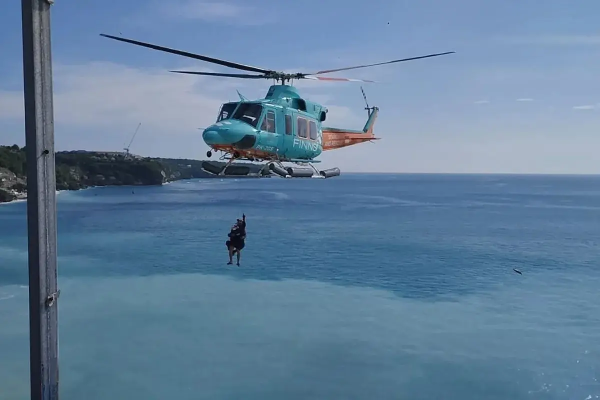 helicopter-rescue-saves-two-tourists-trapped-on-steep-uluwatu-cliffs