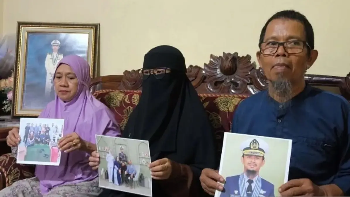 families-of-indonesian-sailors-held-by-somali-pirates-appeal-to-president-prabowo