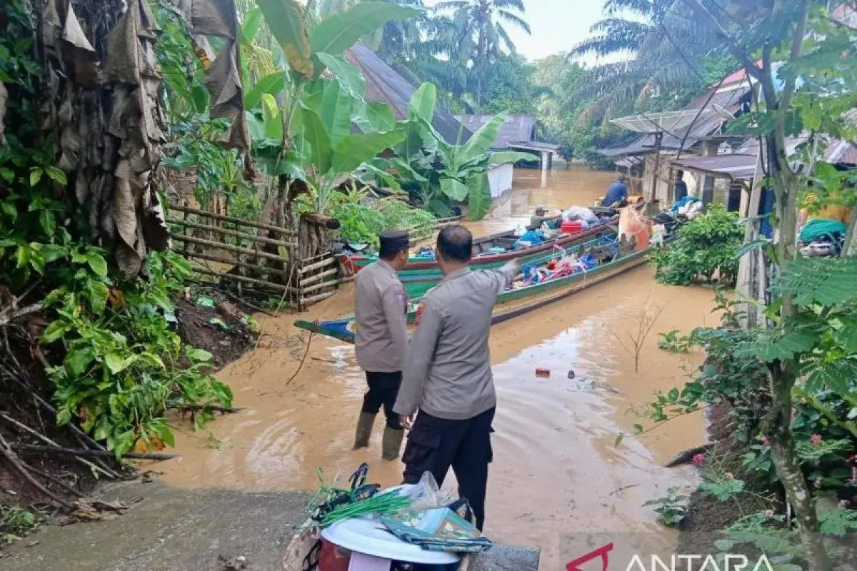 police-helped-evacuate-flood-victims-in-merangin-and-sarolangun