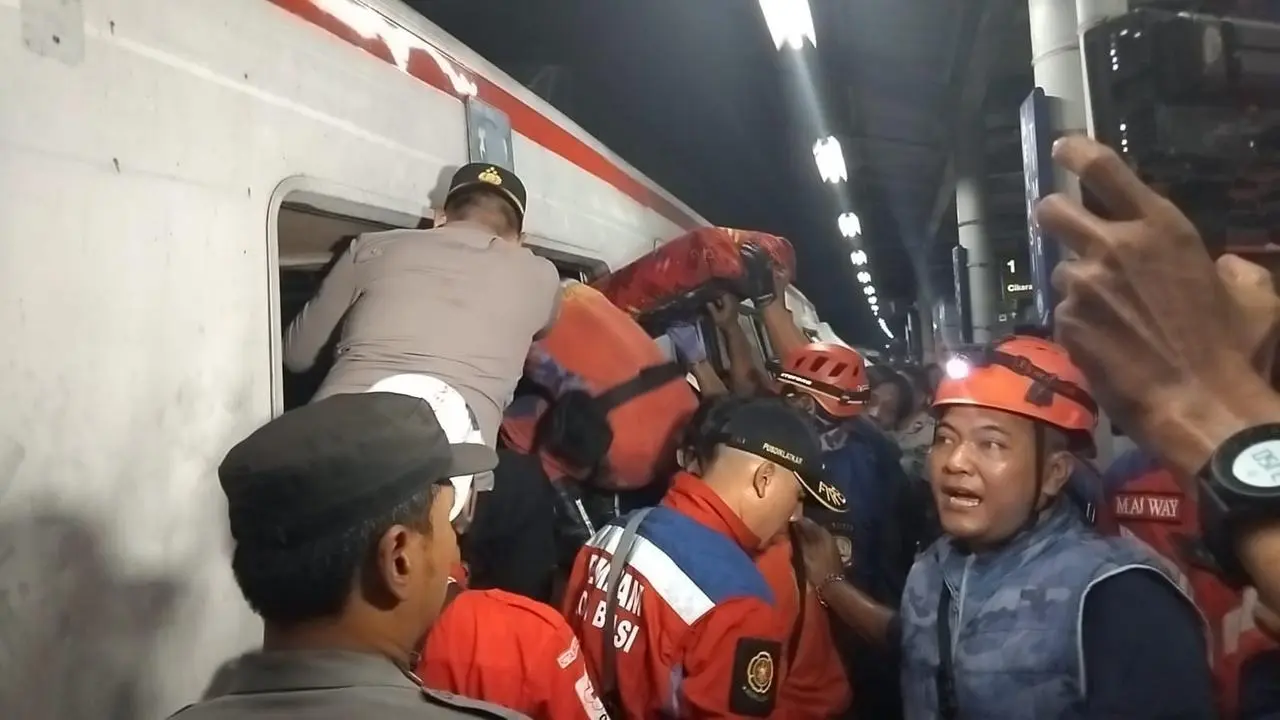 kai-and-relevant-agencies-evacuate-the-victims-and-the-train-car-of-a-collision-at-east-bekasi-station