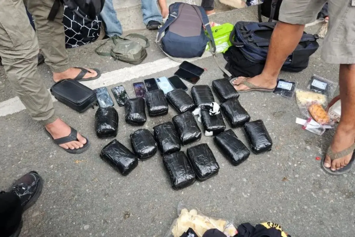 six-alleged-drug-couriers-arrested-by-police-in-mutiara-airport