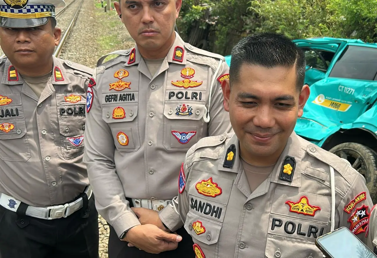 taxi-driver-examined-by-the-police-following-train-collision-in-east-bekasi