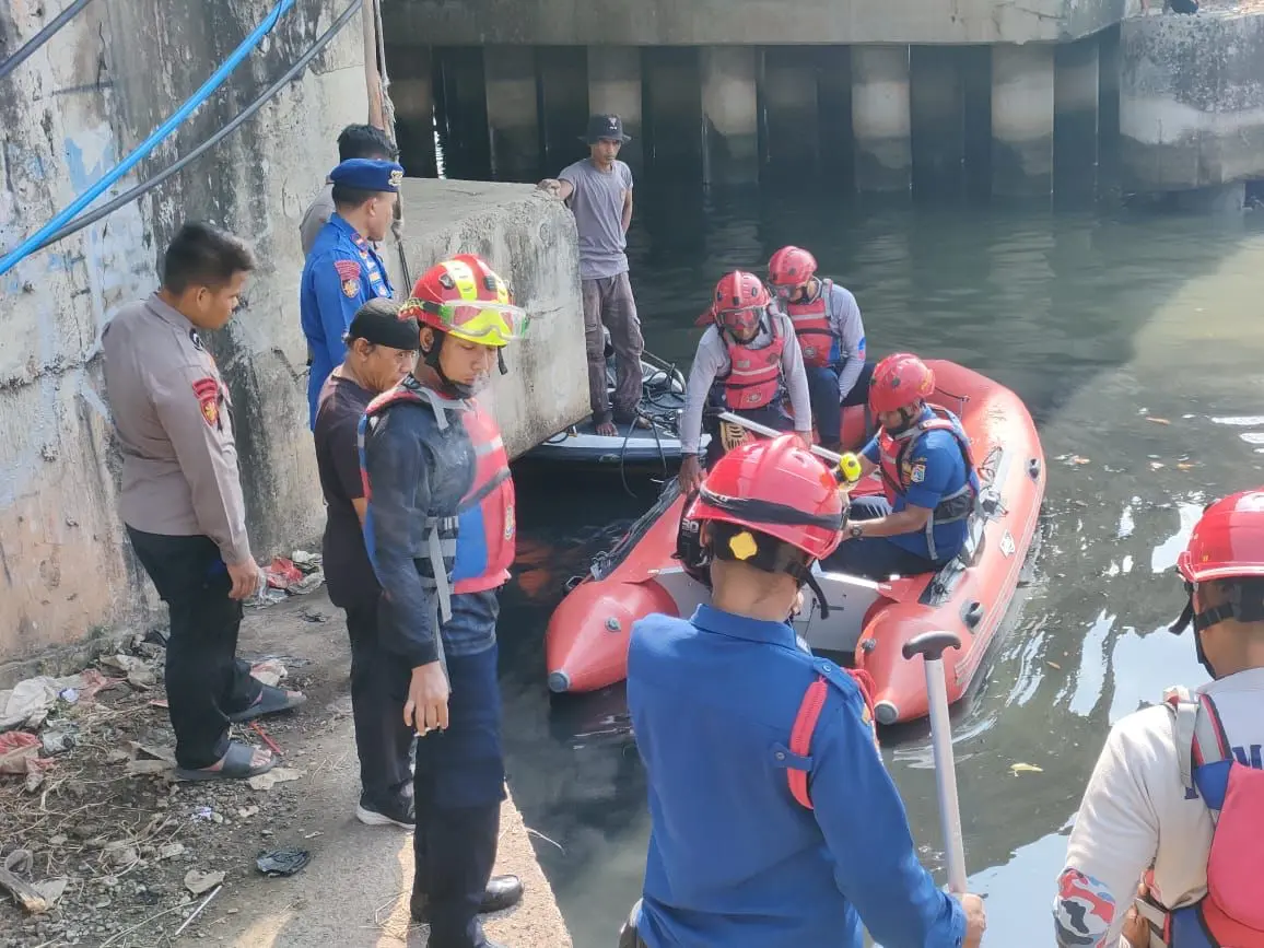 police-team-together-with-joint-sar-team-combing-north-jakarta-bkt-to-search-for-drowned-victim