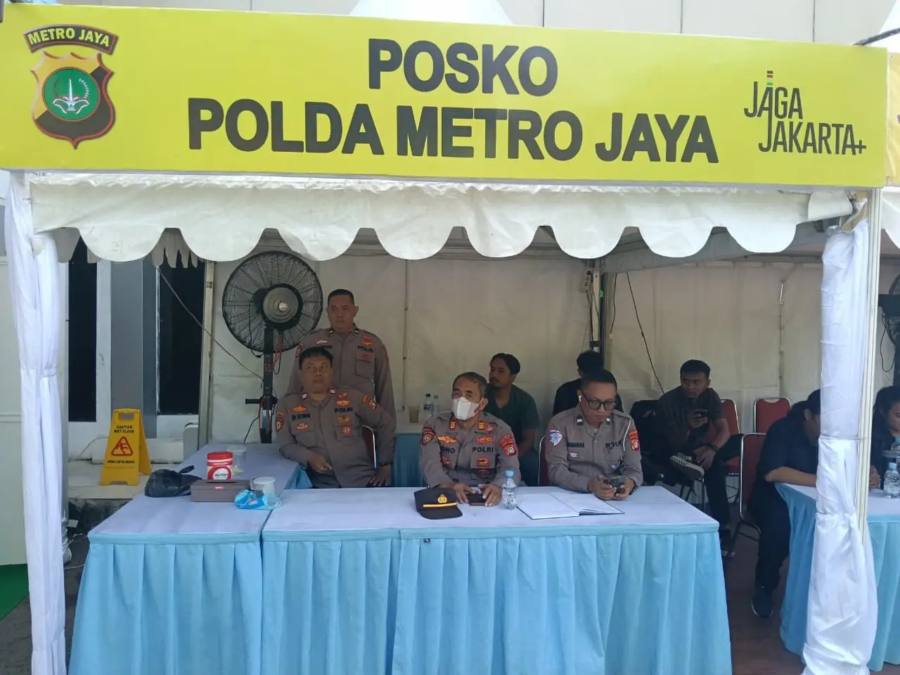 a-post-prepared-in-bekasi-city-regional-hospital-to-serve-train-victims