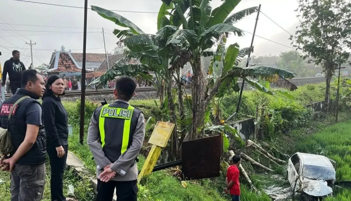four-killed-as-train-collides-with-car-at-unguarded-crossing-in-grobogan