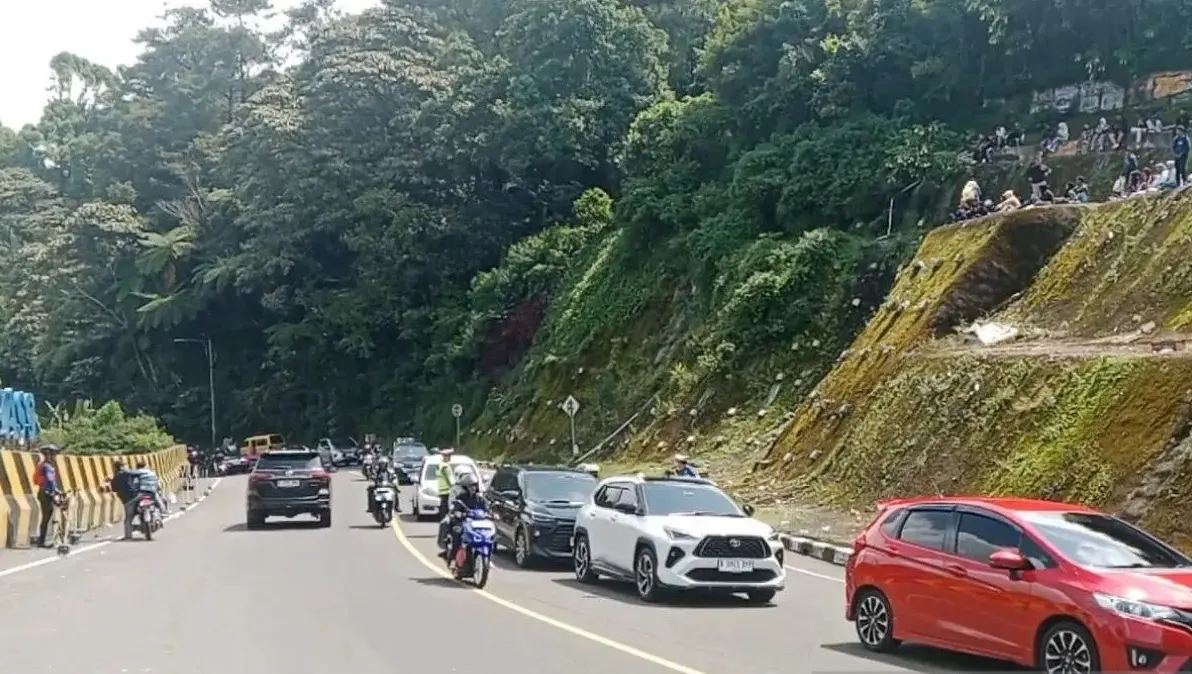 cianjur-police-close-puncak-access-to-prevent-massive-traffic-gridlock
